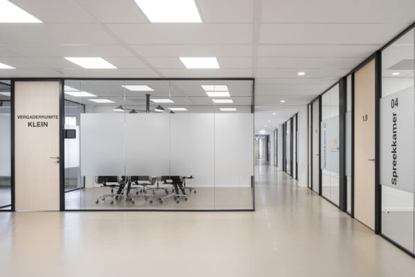 Moderne kantoorruimte aan de Van Boshuizenstraat met vergaderruimte en spreekkamers langs een lichte gang.